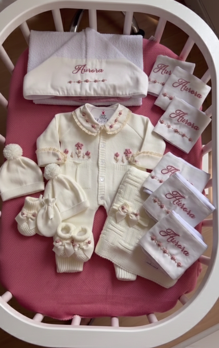 Kit Saída Maternidade Aurora Flores Creme 10 Peças